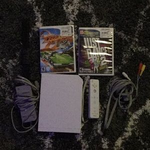 Nintendo Wii!! Comes with 2 games!